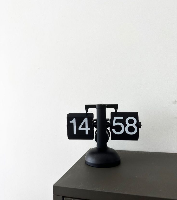 Retro Mechanical Flip Clock – Vintage Desk Alarm & Table Display